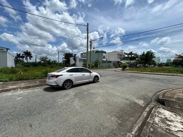 Bán Lô Góc 137m2 KDC Tỉnh Uỷ, P4, TP Tân An, Đối Diện Công Viên, Giá Chỉ 2.35 Tỷ